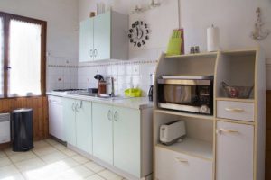 Vue partielle de la cuisine du gîte "LE PLEIN SUD" - LA GUYANNE GIENS
